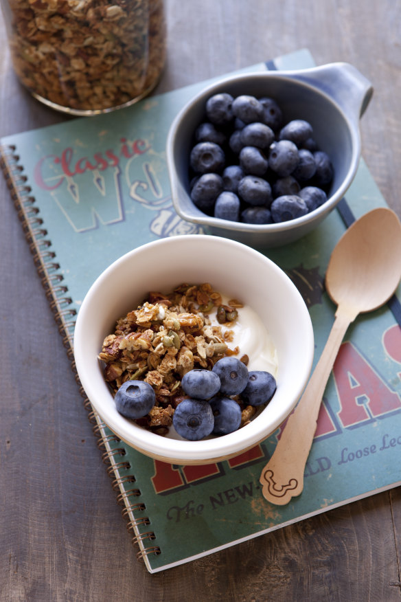 Granola with yoghurt and blueberries.
