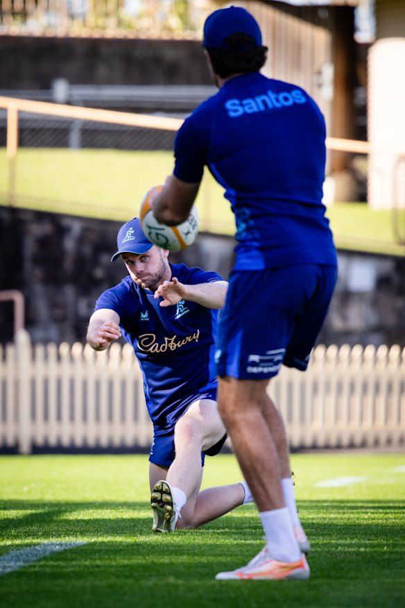 Ryan Lonergan passing at Wallabies training at North Sydney Oval.