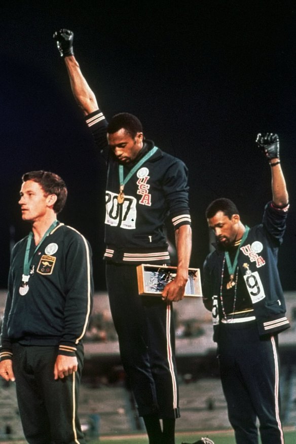 Ngày 16 tháng 10 năm 1968: Tommie Smith và John Carlos biểu tình chống phân biệt chủng tộc ở Hoa Kỳ.  Cùng tham gia với họ là vận động viên đoạt huy chương bạc người Úc Peter Norman, người đã phải ngồi ngoài vì vai trò của mình trong cuộc biểu tình.