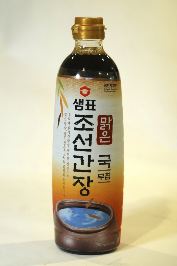 Sempio naturally brewed soy sauce for soup (chosun).