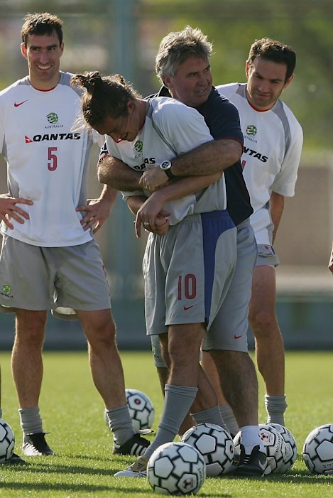 Hiddink with Harry Kewell in Montevideo in 2005.