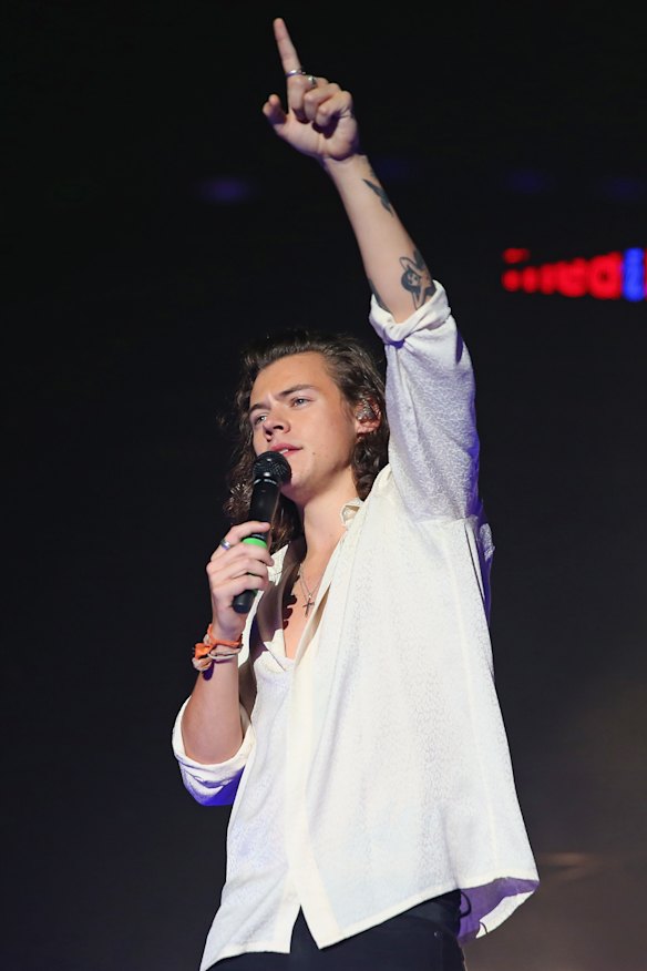 Styles with One Direction in 2015.