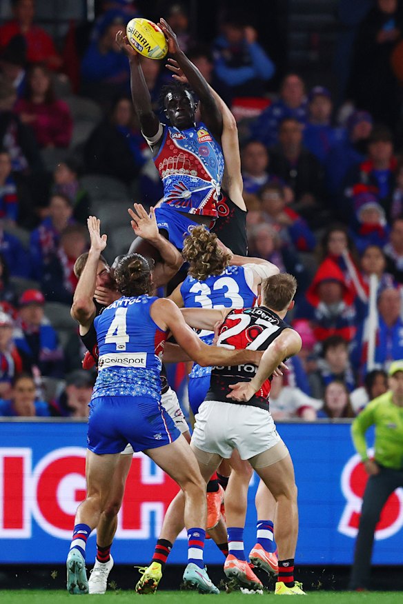 Buku Khamis of the Bulldogs marks the ball.