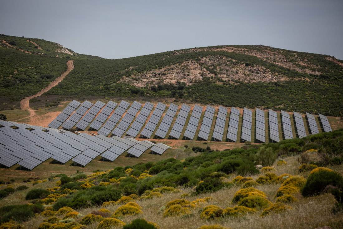 A hillside of photovoltaic panels in Spain are set to power electricity utility company Iberdrola’s new hydrogen plant.