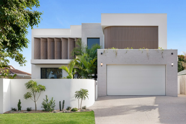 Buyer of luxury waterfront Gold Coast home in Burleigh Heads pays .765 million in auction that drags out for more than 90 minutes