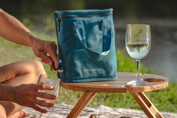 Winesmiths x Pelli have collaborated on an insulated bag to carry two-litre premium casks.