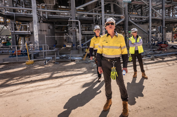 Albemarle chief executive Kent Masters (centre) at the Kemerton  plant.