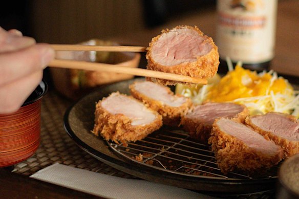 Há apenas um punhado de porções disponíveis diariamente de katsu de lombo de porco de Katsumo.