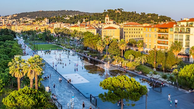 The Promenade du Paillon is a large park that extends from the city city to the waterfront.