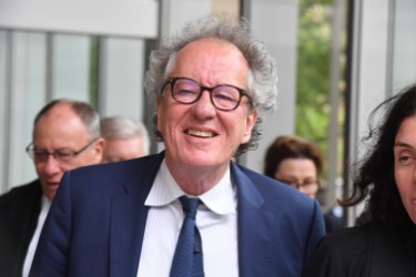 Geoffrey Rush awarded $850,000 in defamation win against tabloid