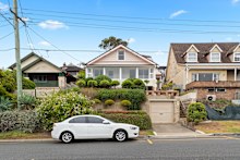 The six-bedroom house on 556 square metres at 352 Alison Road in eastern Sydney’s Coogee sold at auction for $5.618 million.