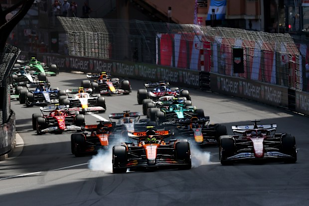 Lando Norris of Great Britain driving the (4) McLaren MCL39 Mercedes leads Charles Leclerc of Monaco driving the (16) Scuderia Ferrari SF-25 Oscar Piastri of Australia driving the (81) McLaren MCL39 Mercedes Max Verstappen of the Netherlands driving the (1) Oracle Red Bull Racing RB21 and the rest of the field at the start during the F1 Grand Prix of Monaco at Circuit de Monaco on May 25, 2025 in Monte-Carlo, Monaco. (Photo by Mark Thompson/Getty Images)
