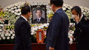 People pay tribute at a memorial for the late Seoul mayor Park Won-soon at the Seoul National University Hospital. 