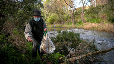 Paul Prentice picks up rubbish along the banks of Merri Creek.