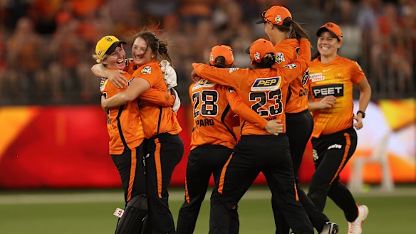 Perth Scorchers players celebrate winning last year’s WBBL title. 