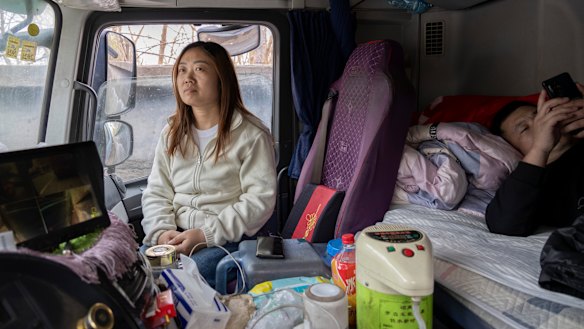 A Sra. Leng, 37 anos, da província chinesa de Shandong, vive com o marido no seu camião de longo curso. Ela diz que o aumento dos custos dos combustíveis causado pelo Irão tornou o seu orçamento diário extremamente apertado. 