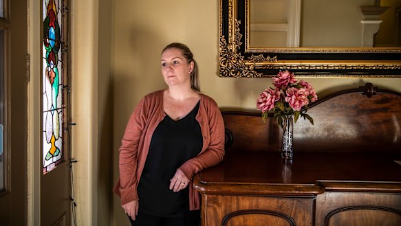 Hayley Olivares told the inquiry a cook had to look after the other patients while her mother bled to death in Gulgong. 