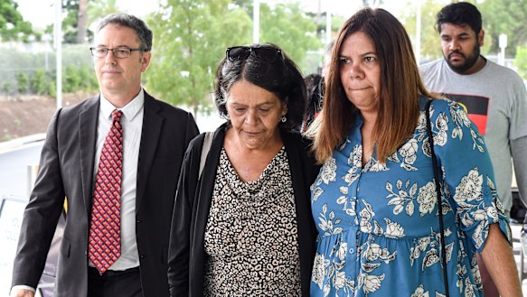 Ms Williams' mother, Sharon (centre), made complaints to Tumut Hospital about her daughter's treatment.