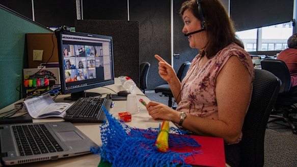 Lisa Pearson teaching OC STEM class with year 5 students at Aurora college, a virtual selective school.