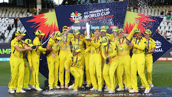Meg Lanning lifts the ICC Women’s T20 World Cup – again.