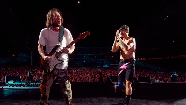 John Frusciante, here with Anthony Kiedis at Accor Stadium, completes the ideal Chili Peppers line-up.