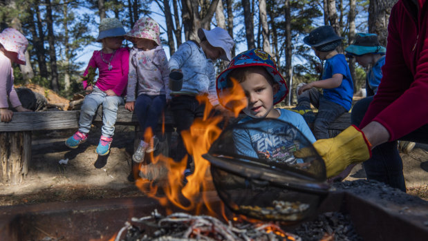Big Fat Smile preschool in Bundanoon encourages children to build a fire to expose them to character-building risks