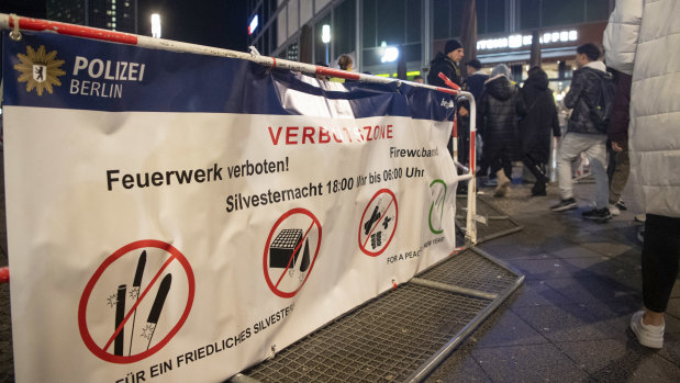 A banner warning Berliners about lighting firecrackers in Alexanderplatz on New Year’s Eve.