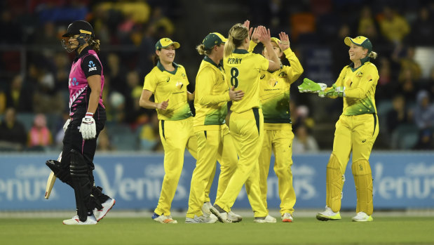 Ellyse Perry ripped through the New Zealand attack taking 4-21 at Manuka Oval on Friday night.