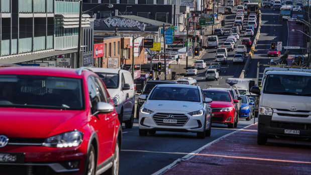 Progress on cutting car emissions “falls short” of what is needed to tackle climate change, the IEA says.