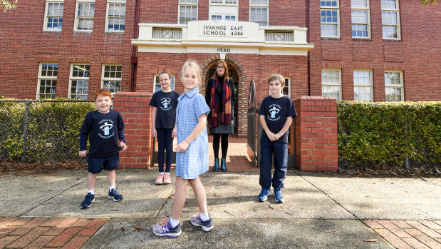  Ivanhoe East Primary School principal Justine MacKey with students (left to right) Maximus, Molly, Mathilda and Felix.