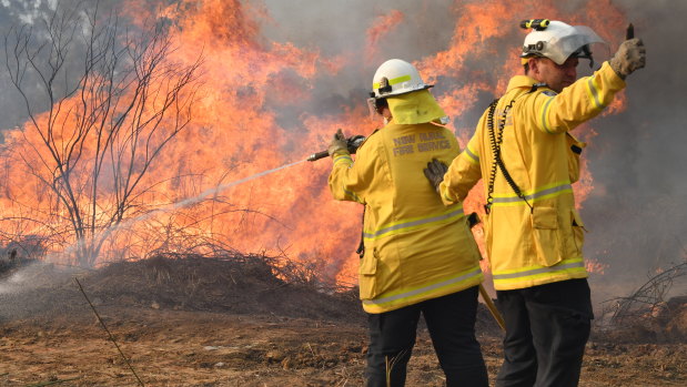 The fire in the Currumbin Valley has prompted the Queensland fire service to release an advice-level alert. 