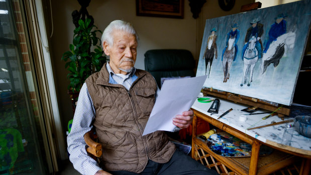 Polish-Australian Zygmunt Swistak, 96, says writing letters to young local children distracts him from haunting memories.