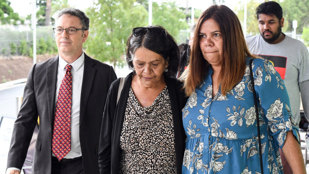 Ms Williams' mother, Sharon (centre), made complaints to Tumut Hospital about her daughter's treatment.