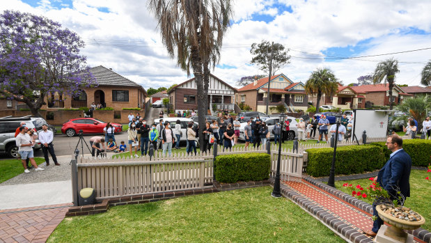 Large crowds, but fewer bidders, are turning out to Sydney auctions.
