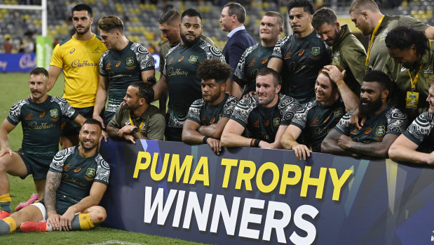 The Wallabies pose together after beating Argentina.