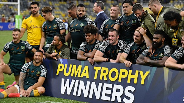 The Wallabies pose together after beating Argentina.