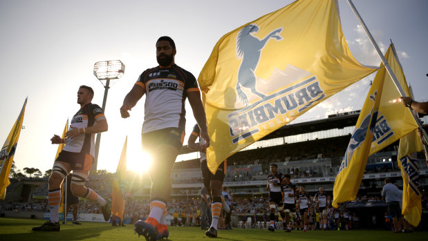 The Brumbies run out before the round-one Super Rugby match against the Reds at a blistering GIO Stadium.