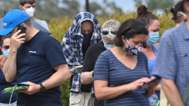 Hundreds of people lined up at a Mona Vale COVID-19 clinic on Thursday. 