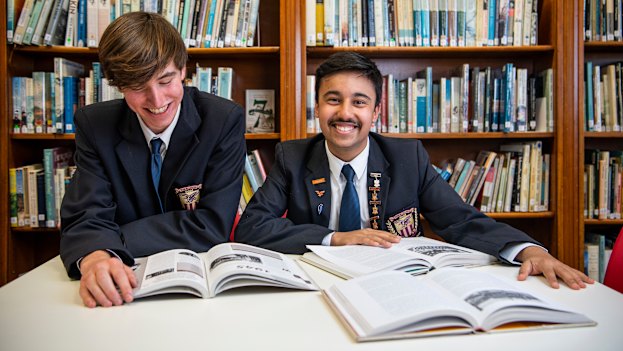 Read widely but use ‘umbrella’ topics to score highly. 