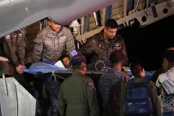Dört kardeşten biri, kurtarmaya yardım eden askeri bir uçaktan sedyeye alındı.