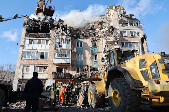 Equipes de resgate removem destroços de um prédio residencial que foi severamente danificado por um ataque russo em Ternopil, na Ucrânia.