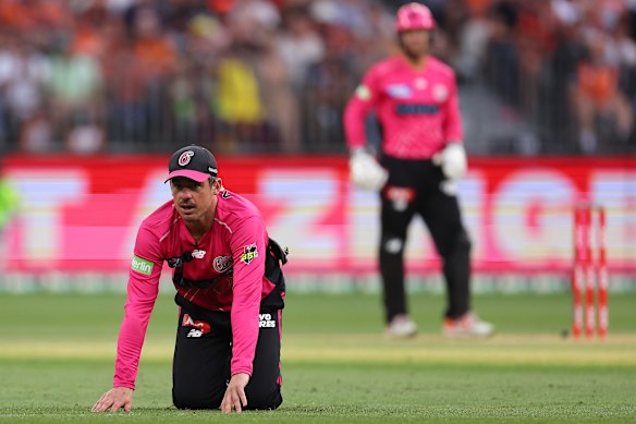 Henriques watches a ball head to the boundary.