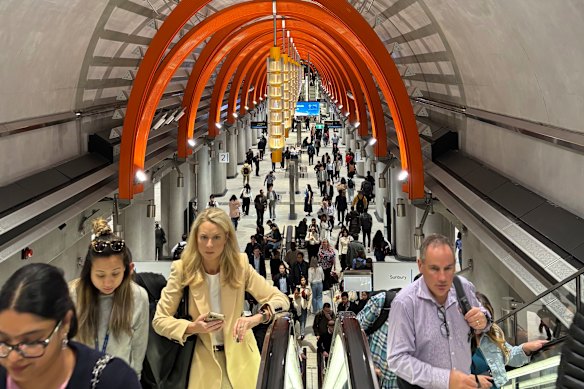 Os passageiros saem da estação Prefeitura na primeira segunda-feira de manhã para conhecer o novo horário do Túnel do Metrô.