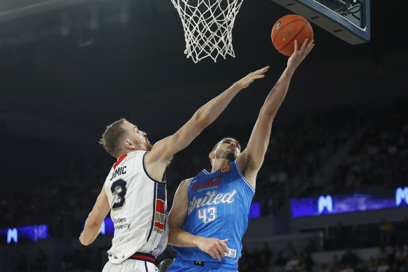 United’s Chris Goulding drives to the basket under pressure from Anthony Drmic of the 36ers on Sunday.