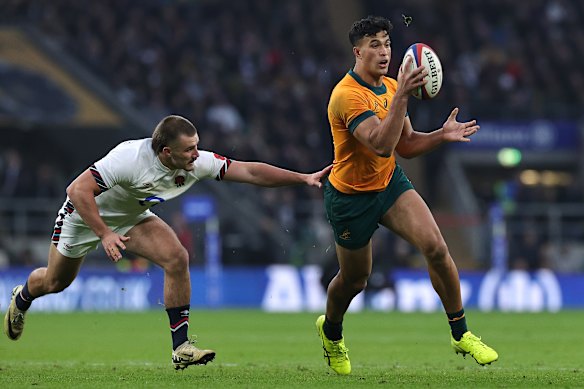 Joseph-Aukuso Suaalii sets up Tom Wright for a try on the Wallabies’ spring tour.