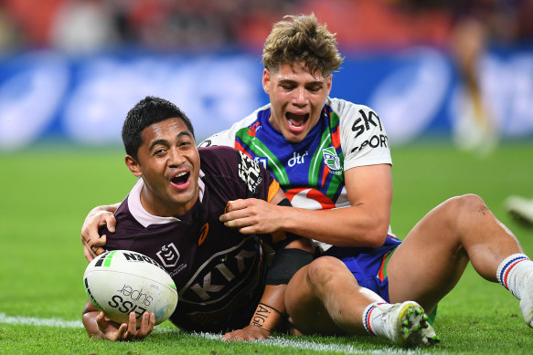 Milford (left) scoring a try for the Broncos against the New Zealand Warriors in 2021.
