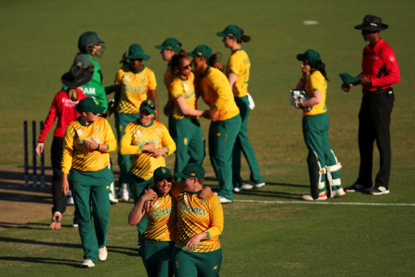 More than 30 leading South African men's and women's cricketers signed a letter criticising the postponment of the governing body's annual general meeting.
