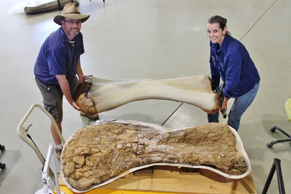 Dr Scott Hocknull and Robyn Mackenzie with one of the fossils, a humerus, and a 3D reconstruction.