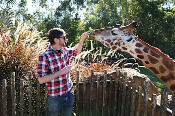 O escritor encontra uma girafa no café da manhã.