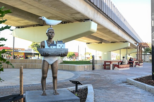 Uma ferrovia elevada foi construída em Parkdale, ao sul de Cheltenham, quando duas passagens de nível foram removidas.
